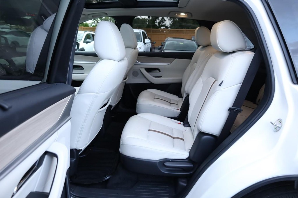 Mazda CX-90 Vehicle Full-screen Gallery Image 23