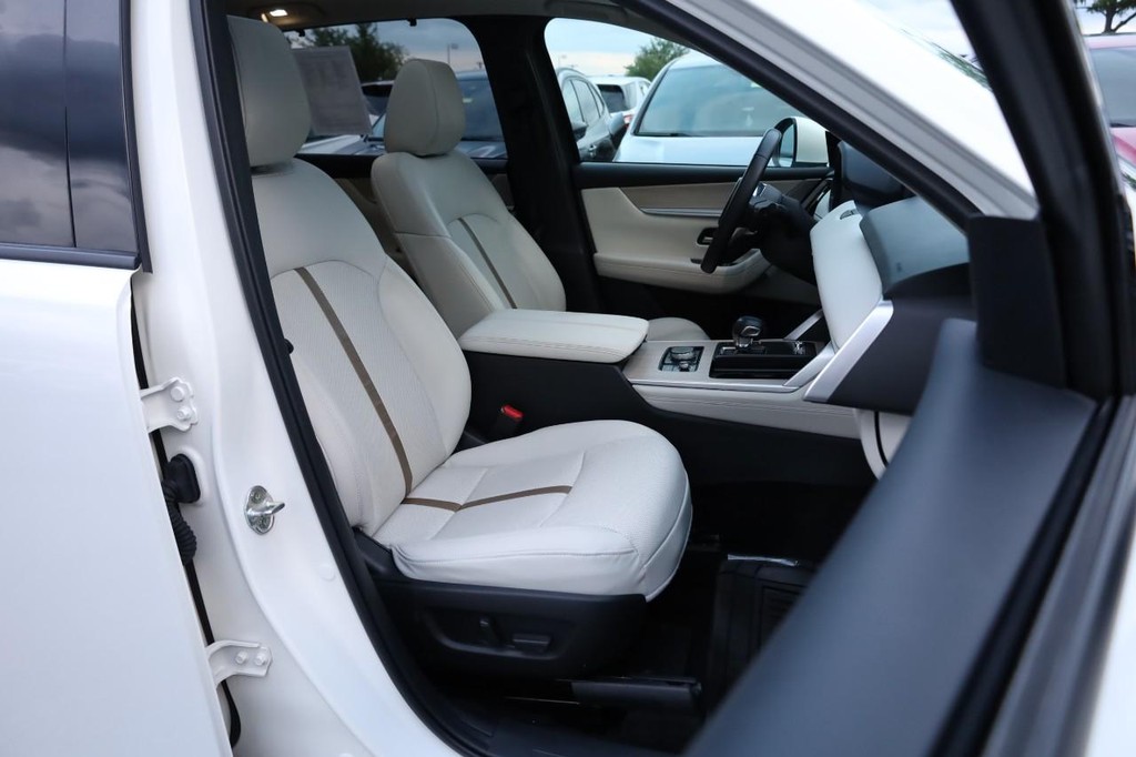 Mazda CX-90 Vehicle Full-screen Gallery Image 29