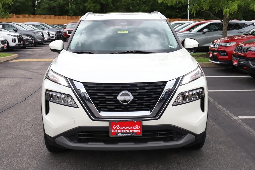 Nissan Rogue Vehicle Full-screen Gallery Image 4