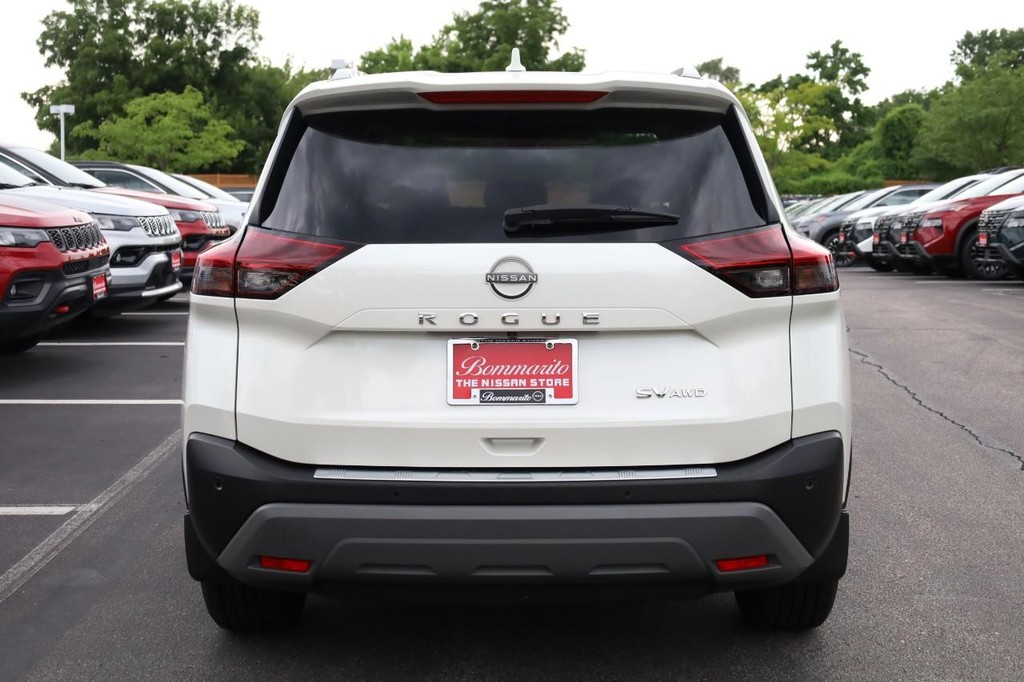 Nissan Rogue Vehicle Full-screen Gallery Image 6