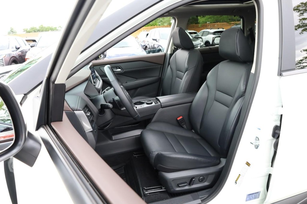 Nissan Rogue Vehicle Full-screen Gallery Image 8
