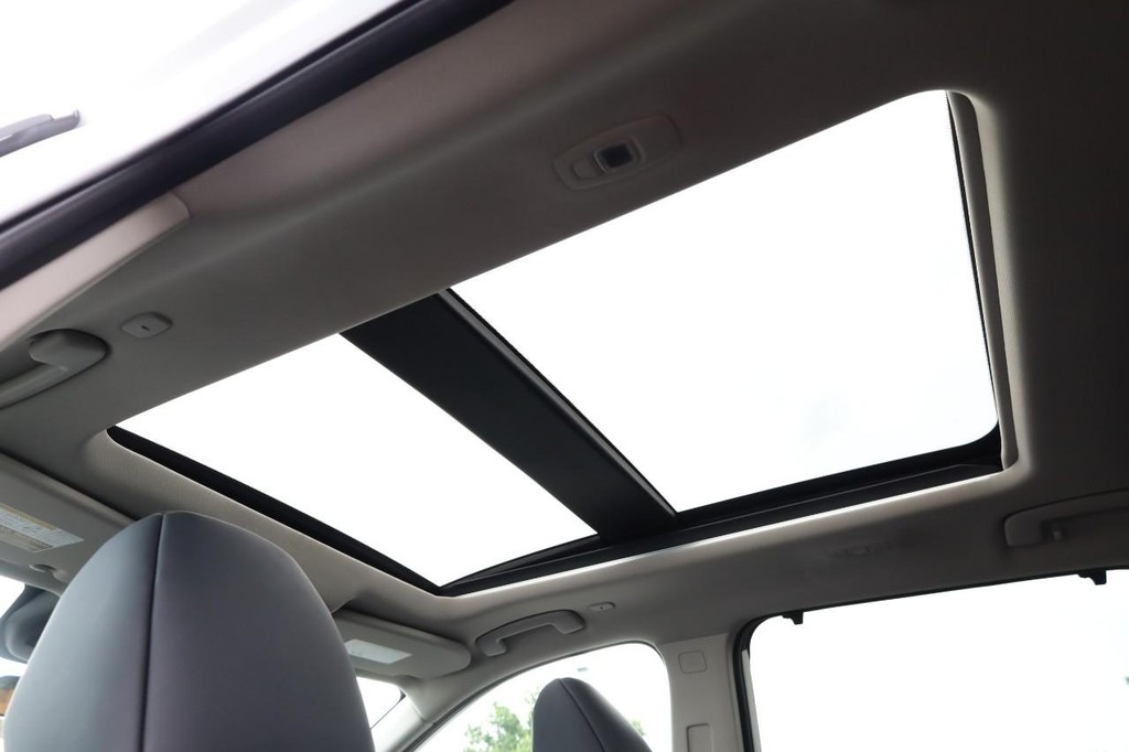 Nissan Rogue Vehicle Full-screen Gallery Image 10