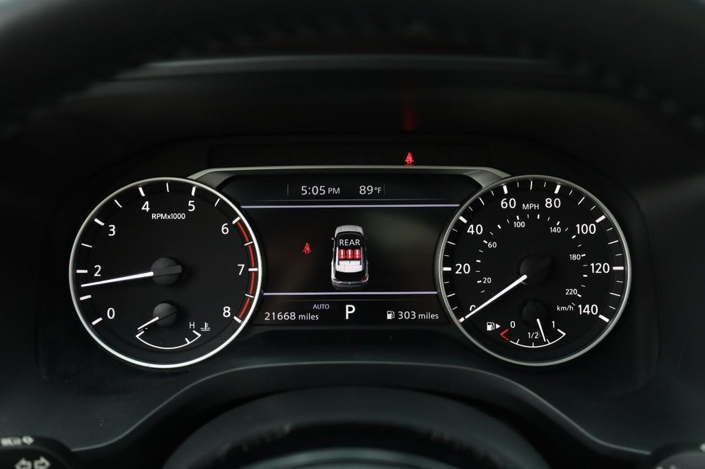 Nissan Rogue Vehicle Full-screen Gallery Image 12