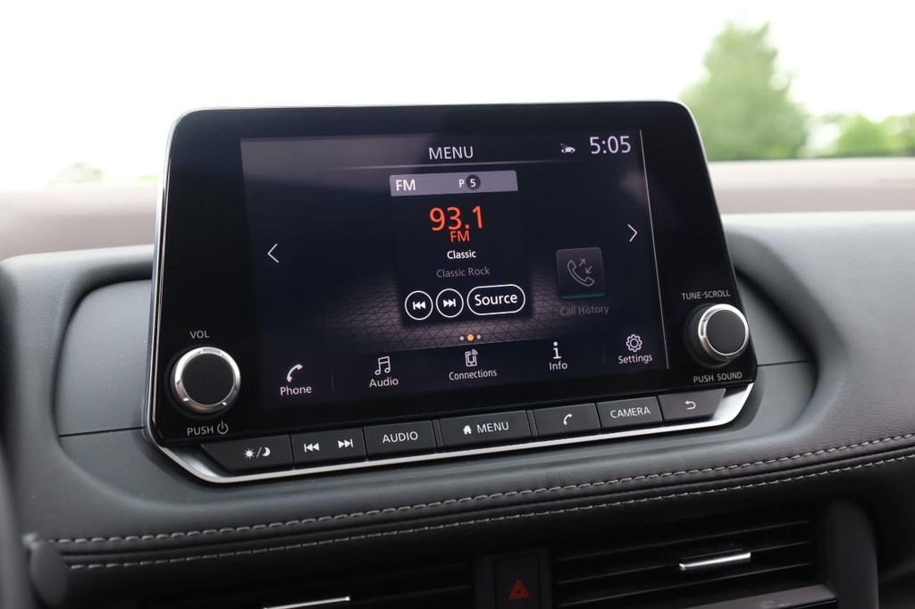 Nissan Rogue Vehicle Full-screen Gallery Image 13