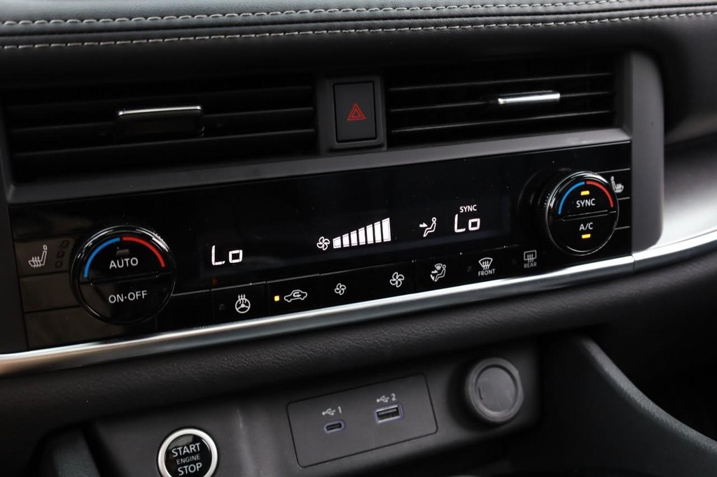 Nissan Rogue Vehicle Full-screen Gallery Image 15