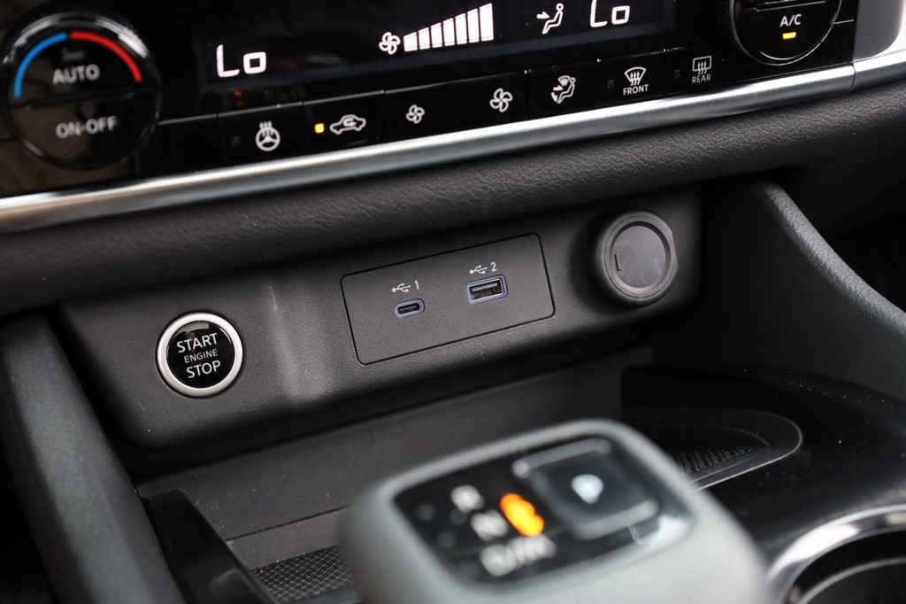 Nissan Rogue Vehicle Full-screen Gallery Image 16