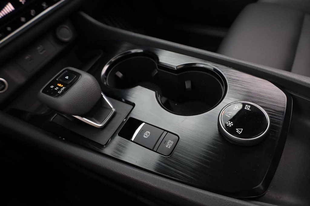 Nissan Rogue Vehicle Full-screen Gallery Image 17