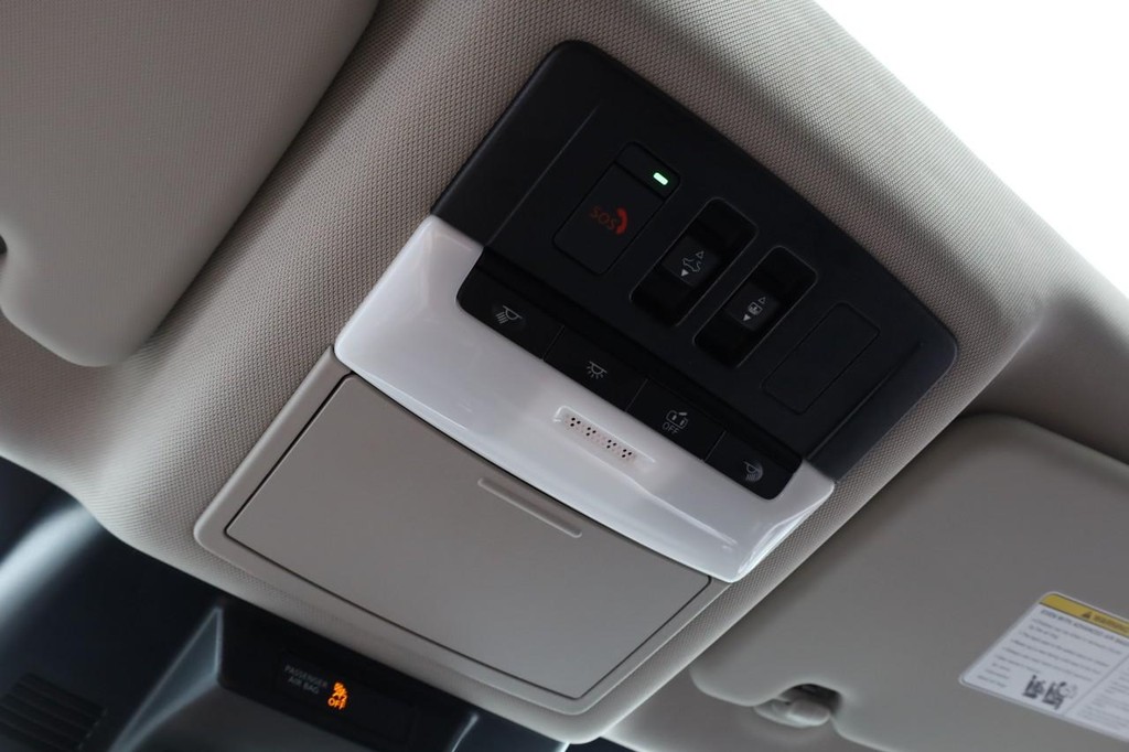 Nissan Rogue Vehicle Full-screen Gallery Image 18