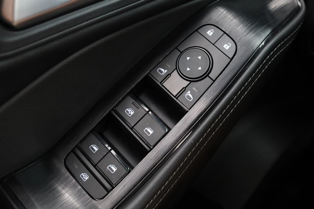 Nissan Rogue Vehicle Full-screen Gallery Image 19