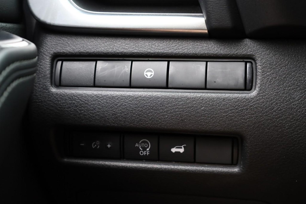 Nissan Rogue Vehicle Full-screen Gallery Image 20