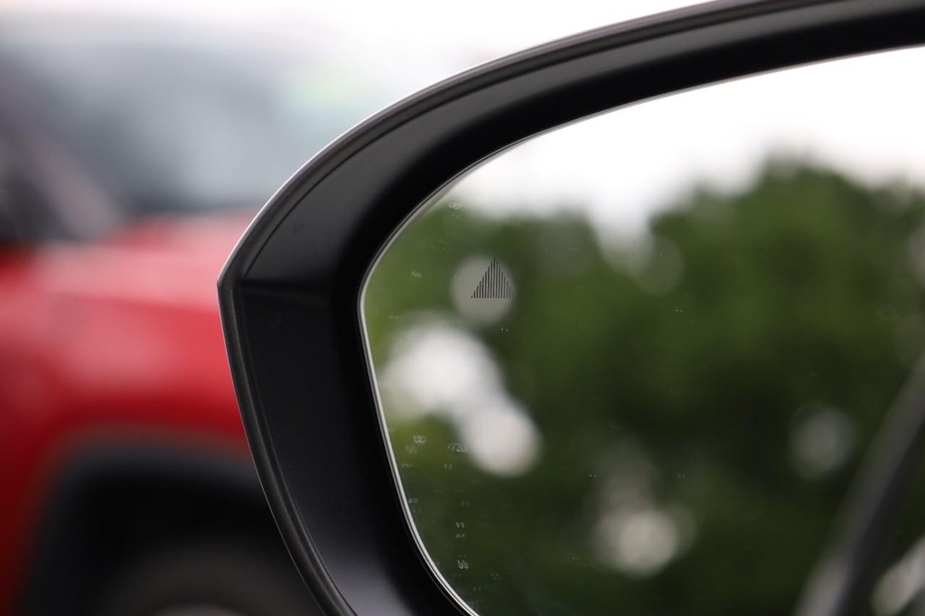 Nissan Rogue Vehicle Full-screen Gallery Image 21