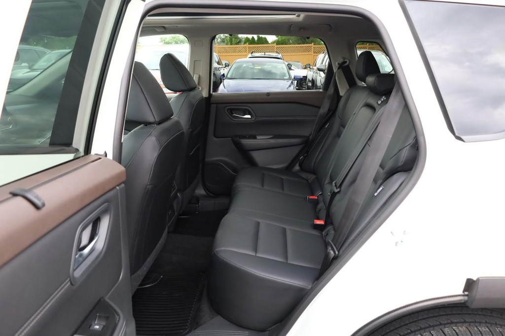 Nissan Rogue Vehicle Full-screen Gallery Image 22