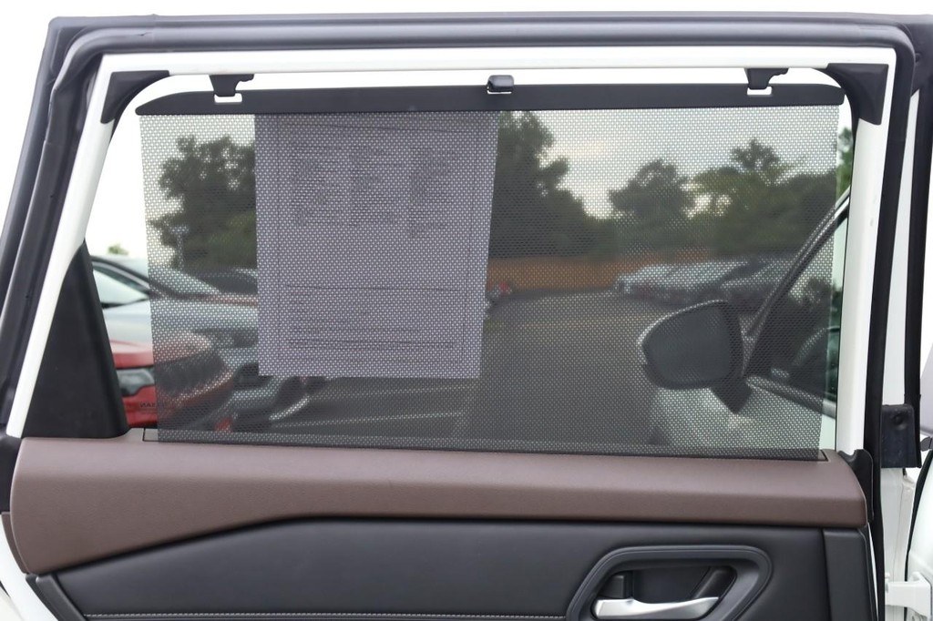 Nissan Rogue Vehicle Full-screen Gallery Image 23