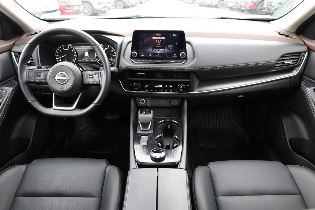 Nissan Rogue Vehicle Full-screen Gallery Image 25