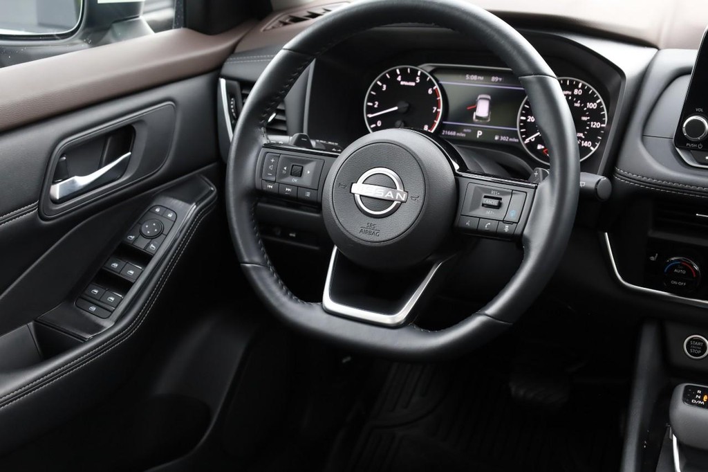 Nissan Rogue Vehicle Full-screen Gallery Image 26