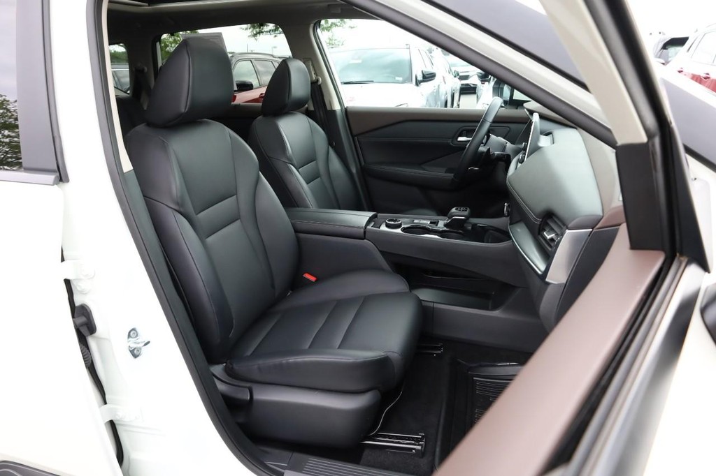 Nissan Rogue Vehicle Full-screen Gallery Image 27