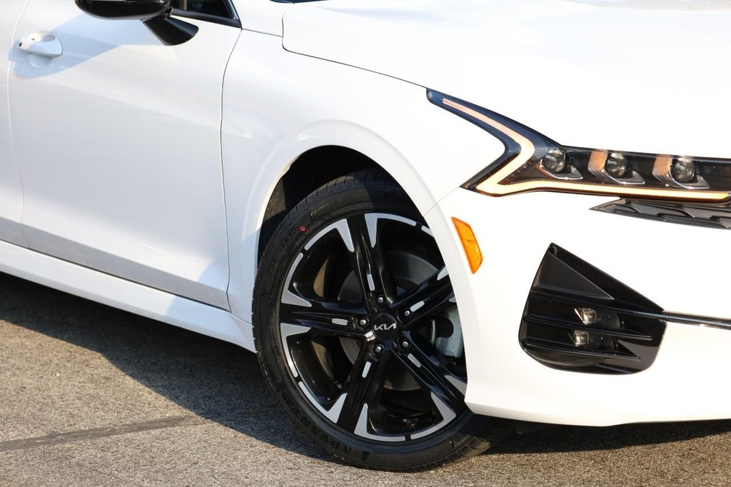 Kia K5 Vehicle Full-screen Gallery Image 3
