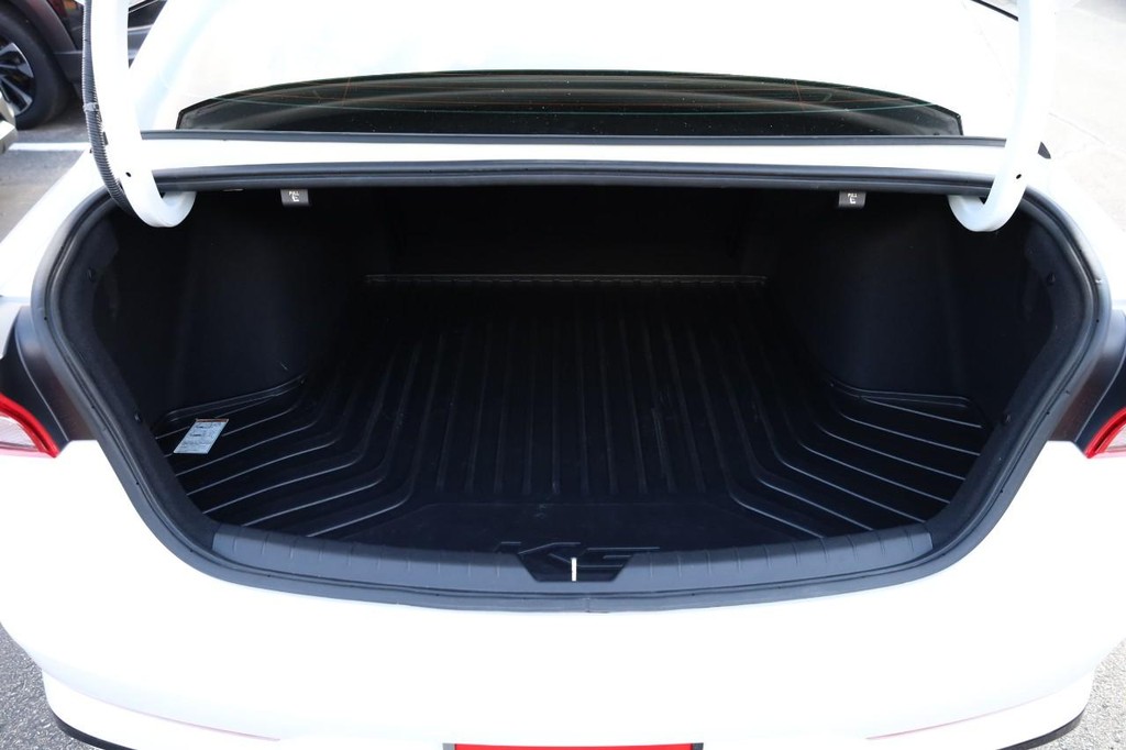Kia K5 Vehicle Full-screen Gallery Image 7