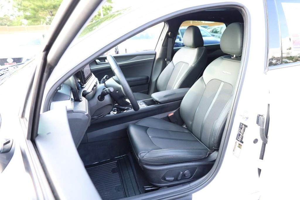 Kia K5 Vehicle Full-screen Gallery Image 8