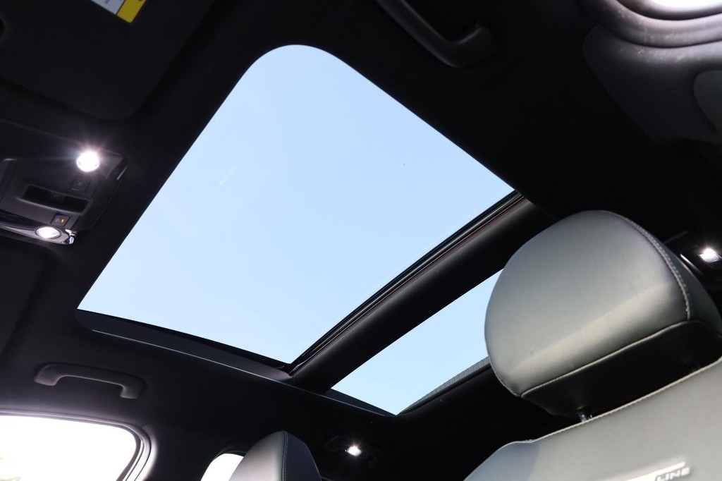 Kia K5 Vehicle Full-screen Gallery Image 9