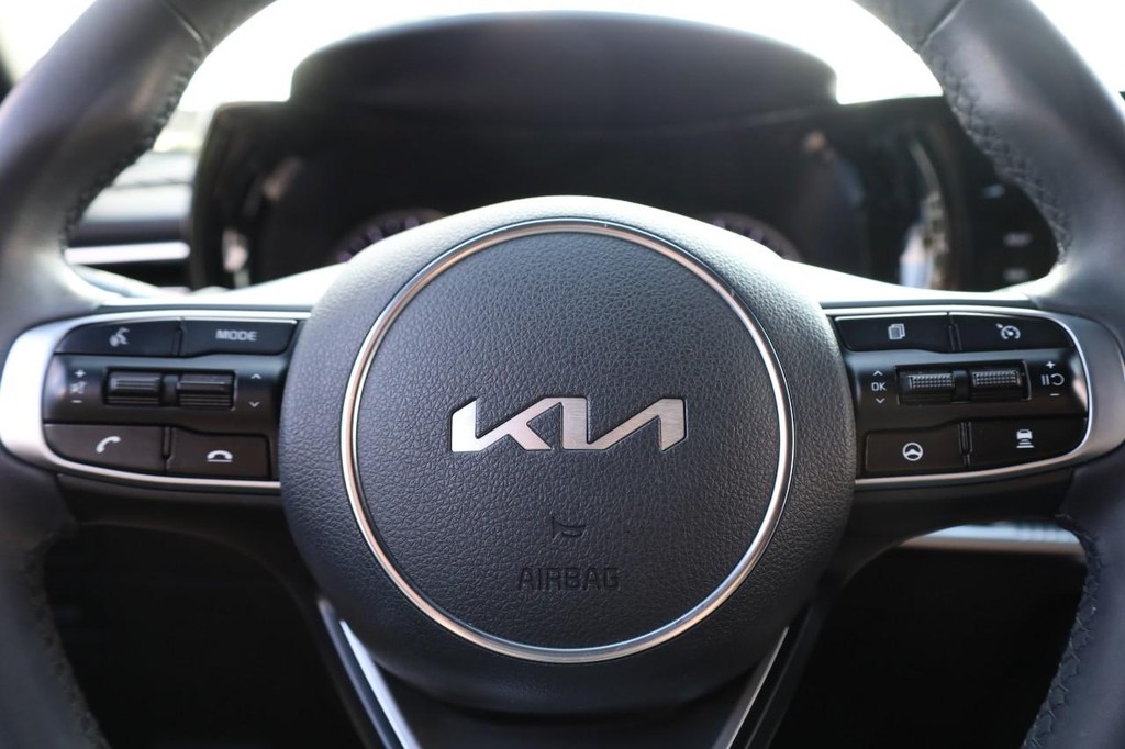 Kia K5 Vehicle Full-screen Gallery Image 11