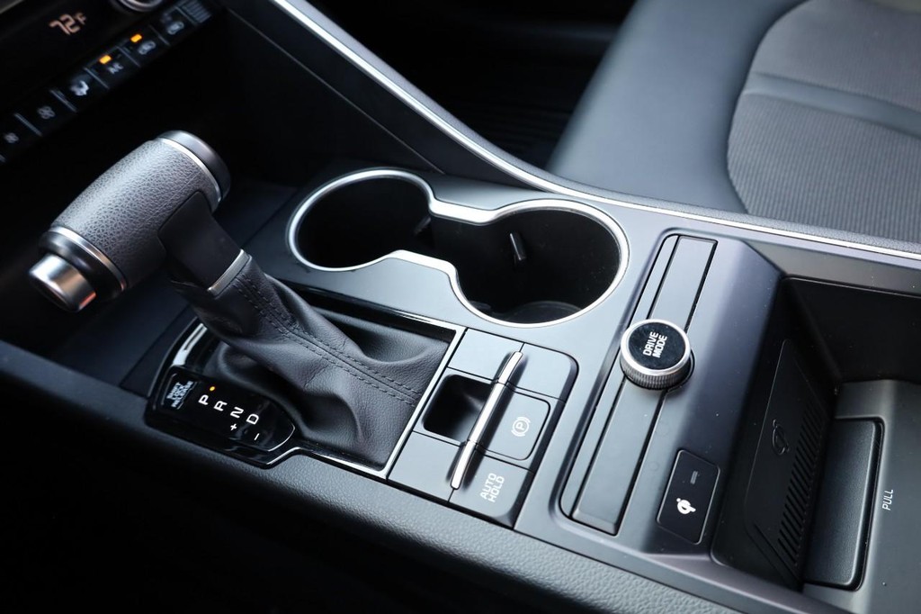 Kia K5 Vehicle Full-screen Gallery Image 18