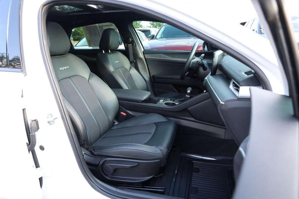 Kia K5 Vehicle Full-screen Gallery Image 24