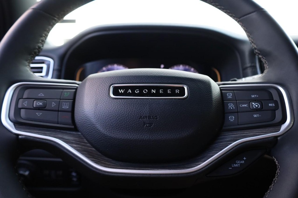 Jeep Wagoneer Vehicle Full-screen Gallery Image 11