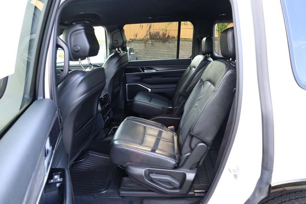 Jeep Wagoneer Vehicle Full-screen Gallery Image 23