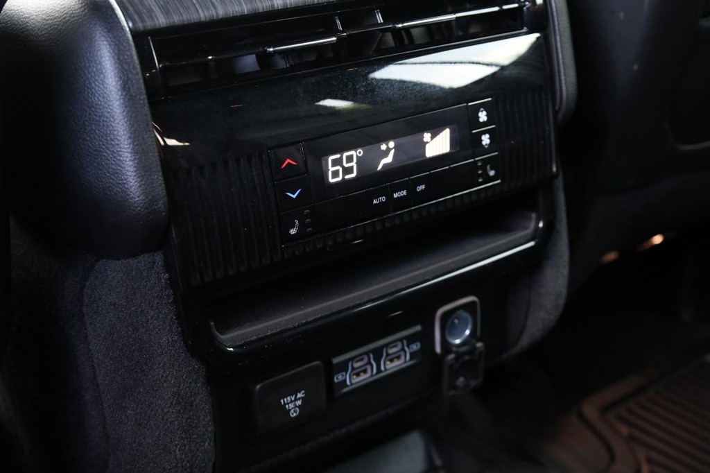 Jeep Wagoneer Vehicle Full-screen Gallery Image 24