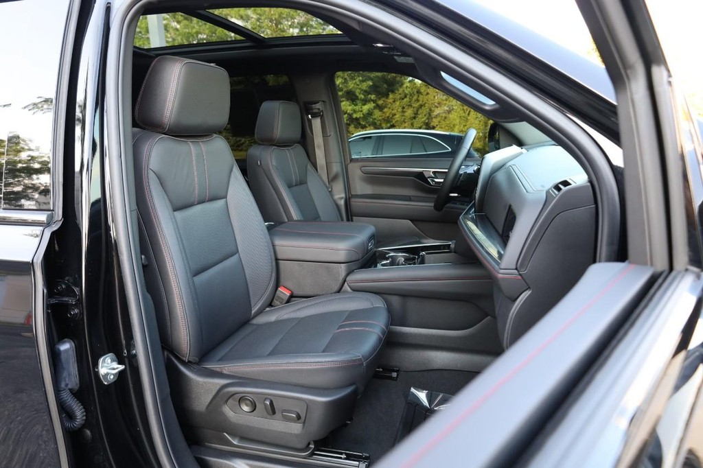 Chevrolet Tahoe Vehicle Full-screen Gallery Image 26