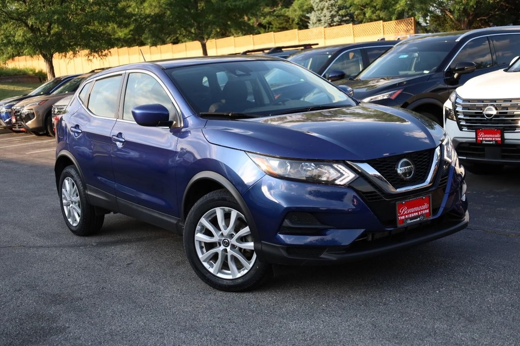 Nissan Rogue Sport Vehicle Full-screen Gallery Image 2