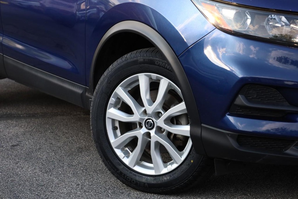 Nissan Rogue Sport Vehicle Full-screen Gallery Image 3