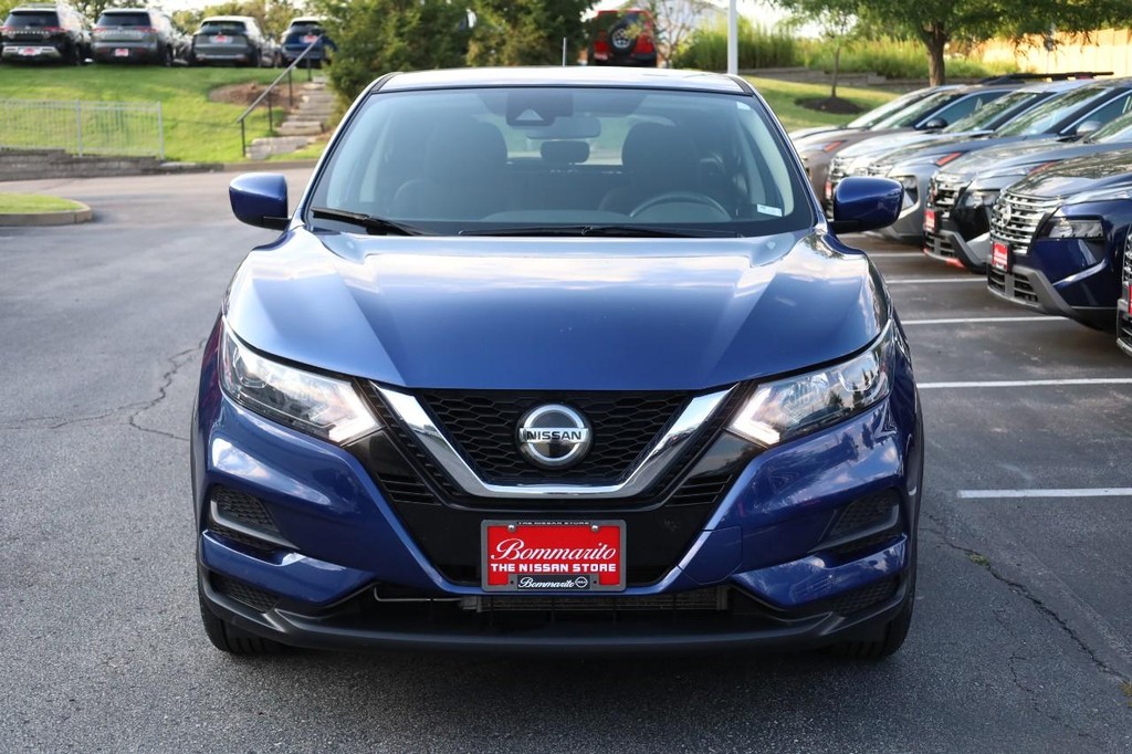 Nissan Rogue Sport Vehicle Full-screen Gallery Image 4