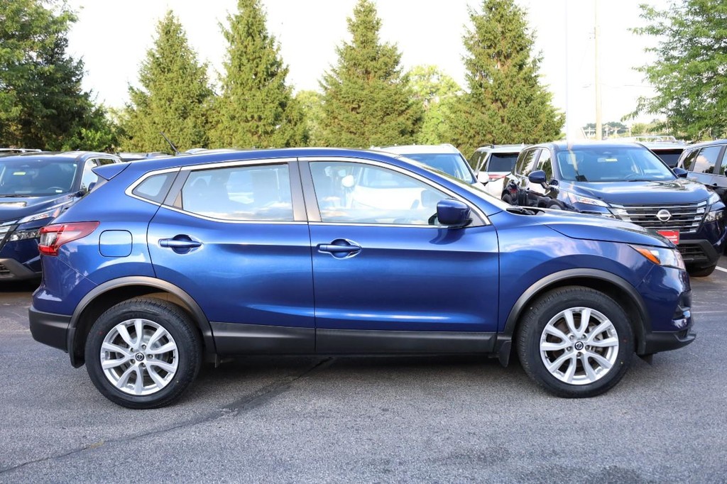 Nissan Rogue Sport Vehicle Full-screen Gallery Image 5