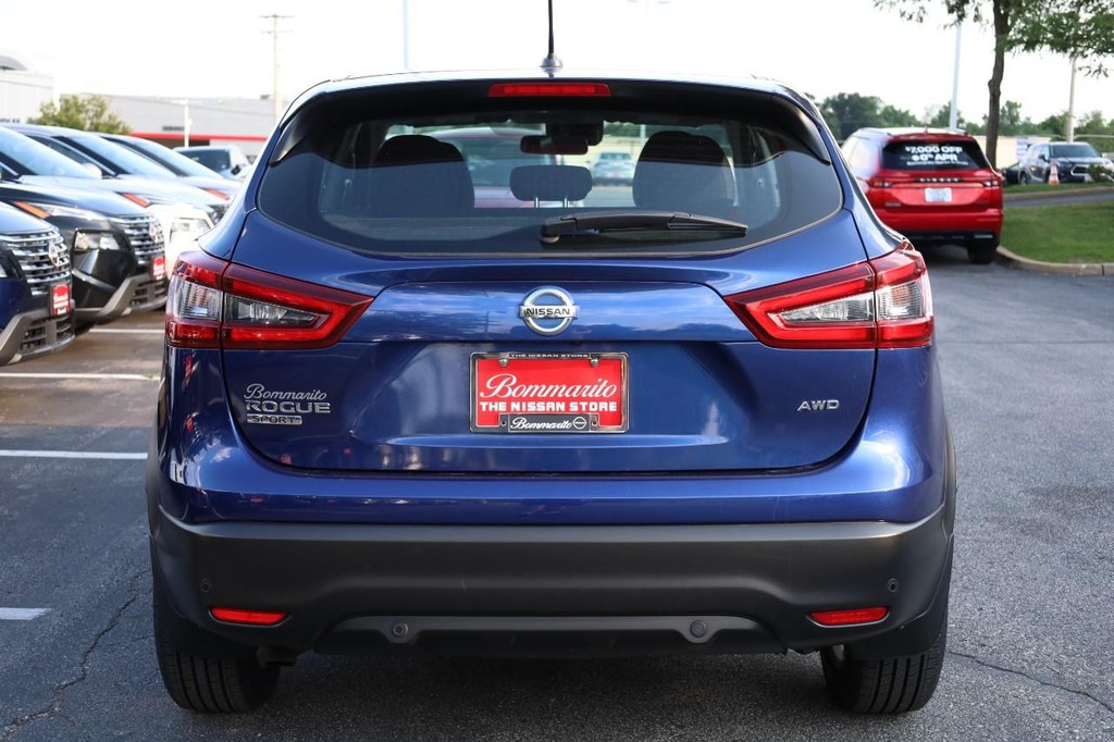 Nissan Rogue Sport Vehicle Full-screen Gallery Image 6