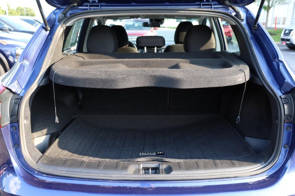 Nissan Rogue Sport Vehicle Full-screen Gallery Image 7