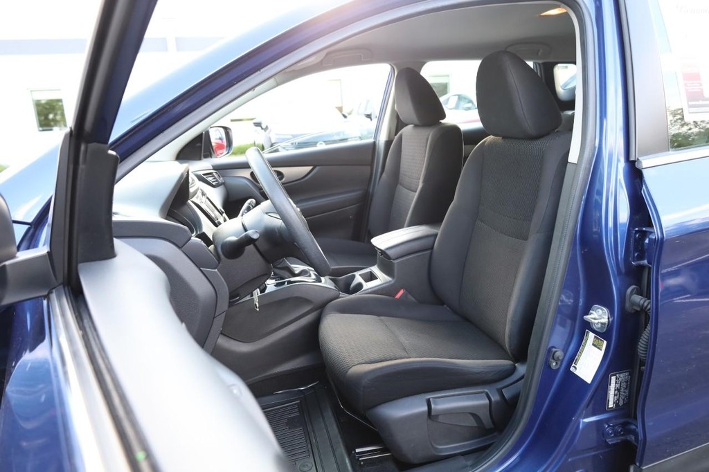 Nissan Rogue Sport Vehicle Full-screen Gallery Image 8