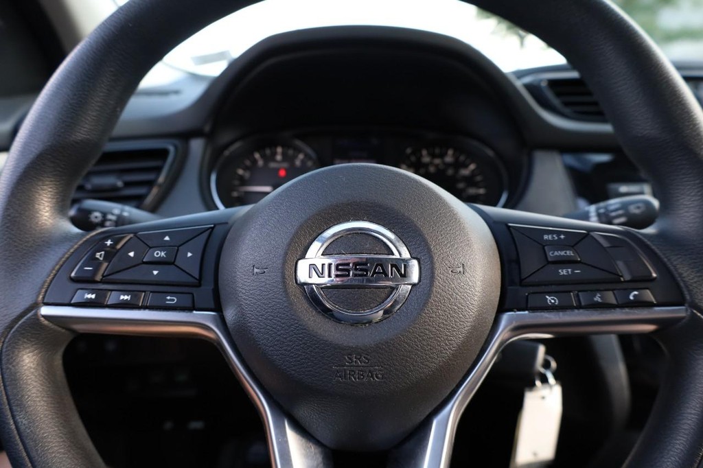Nissan Rogue Sport Vehicle Full-screen Gallery Image 9