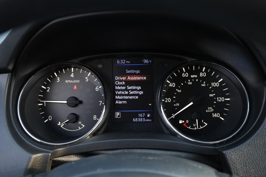 Nissan Rogue Sport Vehicle Full-screen Gallery Image 10