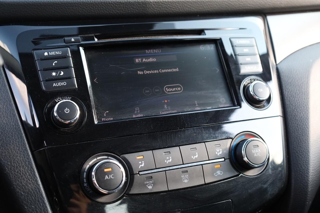 Nissan Rogue Sport Vehicle Full-screen Gallery Image 11