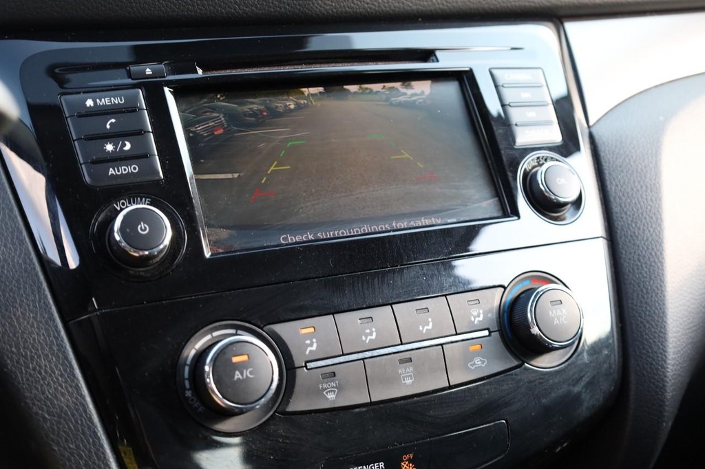 Nissan Rogue Sport Vehicle Full-screen Gallery Image 12