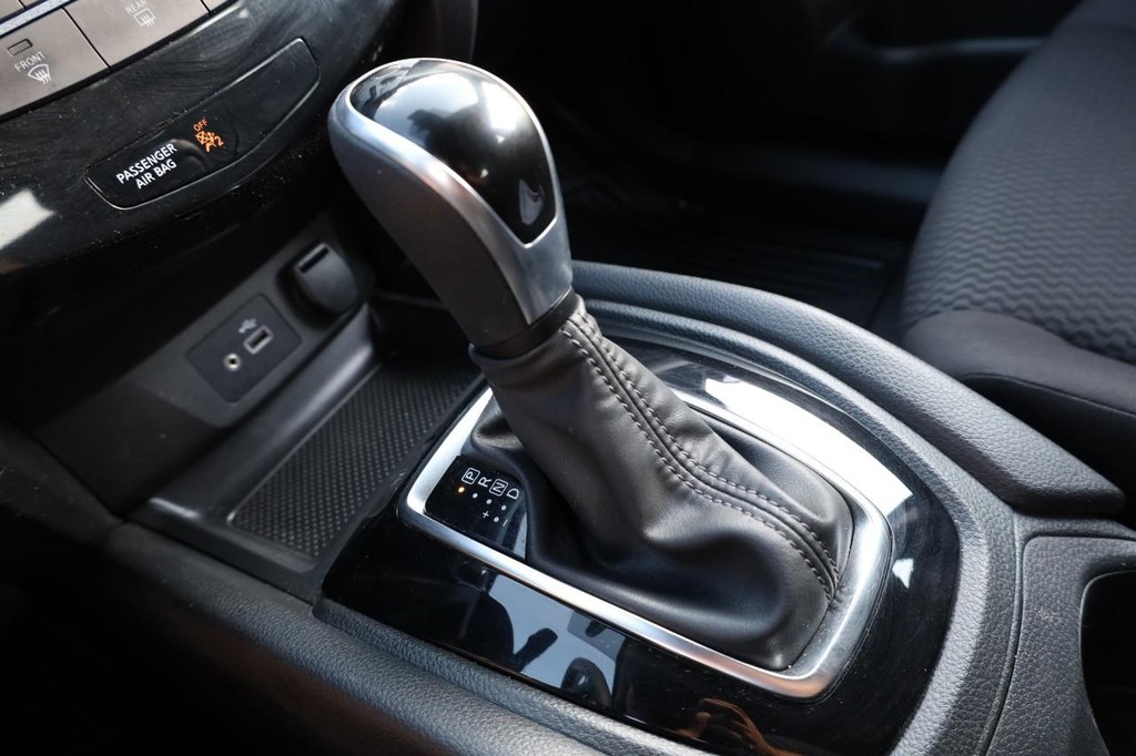 Nissan Rogue Sport Vehicle Full-screen Gallery Image 14