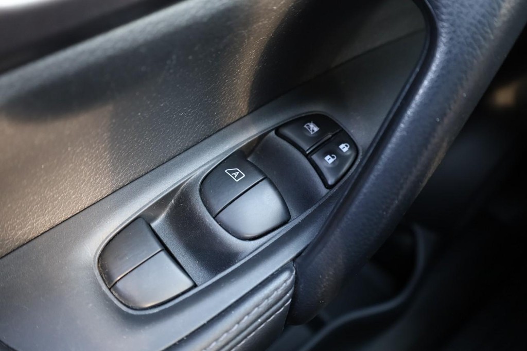 Nissan Rogue Sport Vehicle Full-screen Gallery Image 16