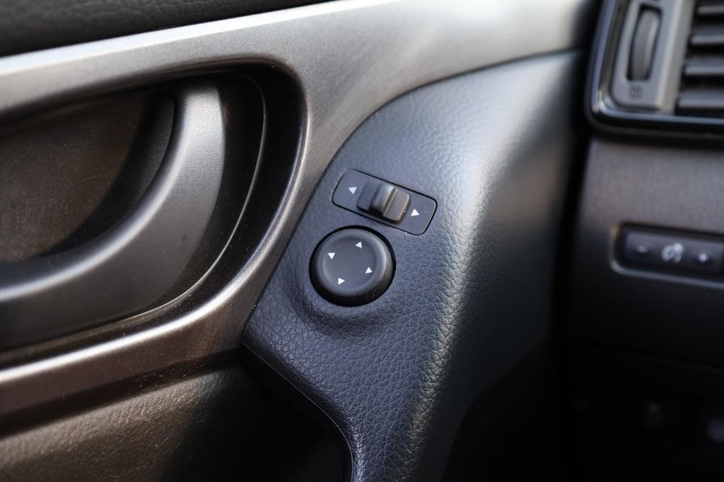 Nissan Rogue Sport Vehicle Full-screen Gallery Image 17