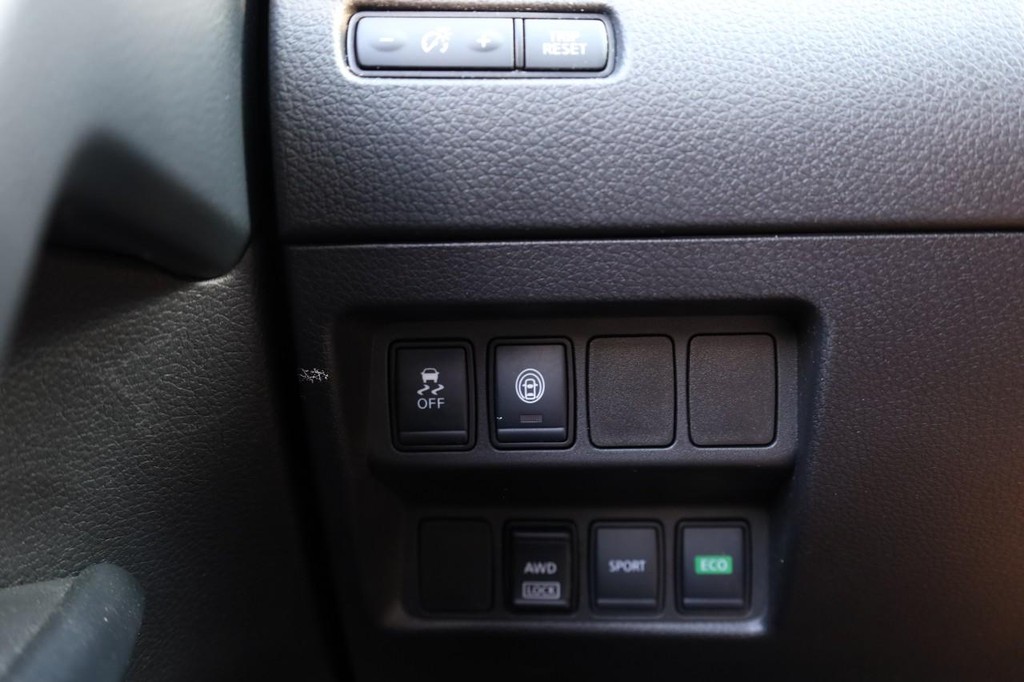Nissan Rogue Sport Vehicle Full-screen Gallery Image 18