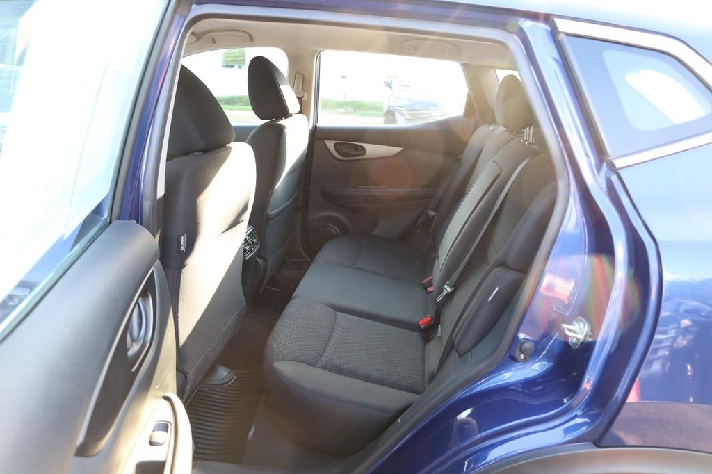 Nissan Rogue Sport Vehicle Full-screen Gallery Image 19