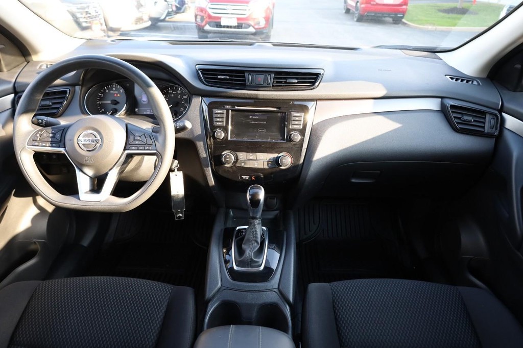 Nissan Rogue Sport Vehicle Full-screen Gallery Image 20