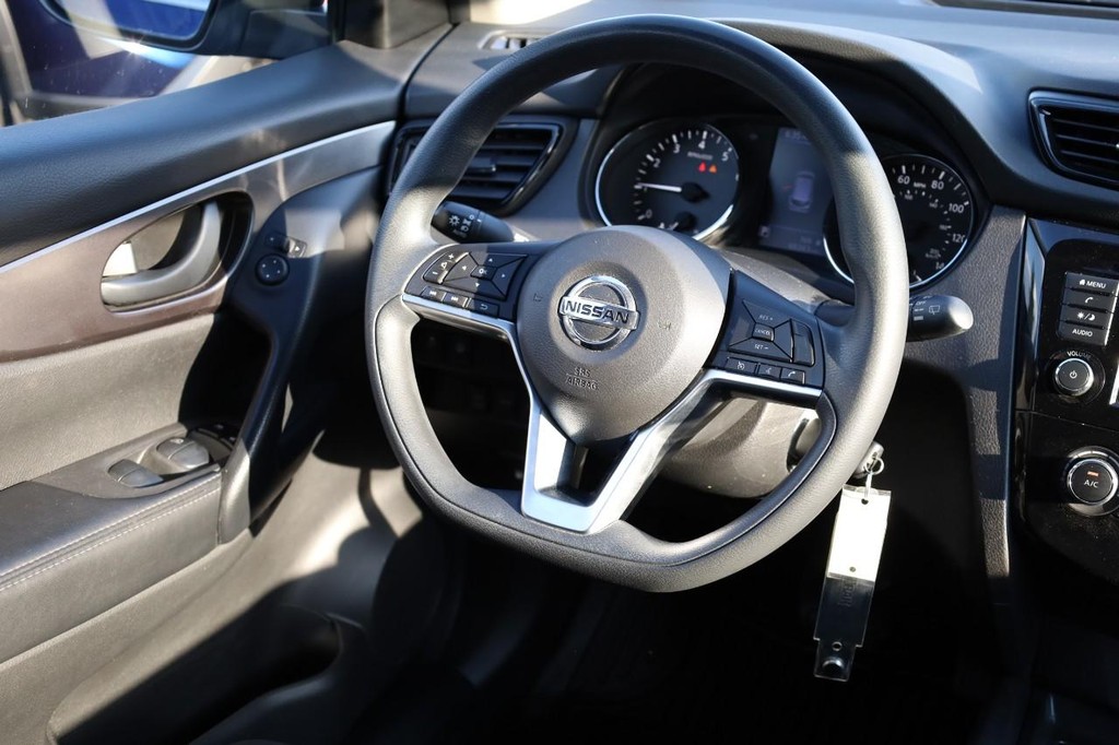 Nissan Rogue Sport Vehicle Full-screen Gallery Image 21