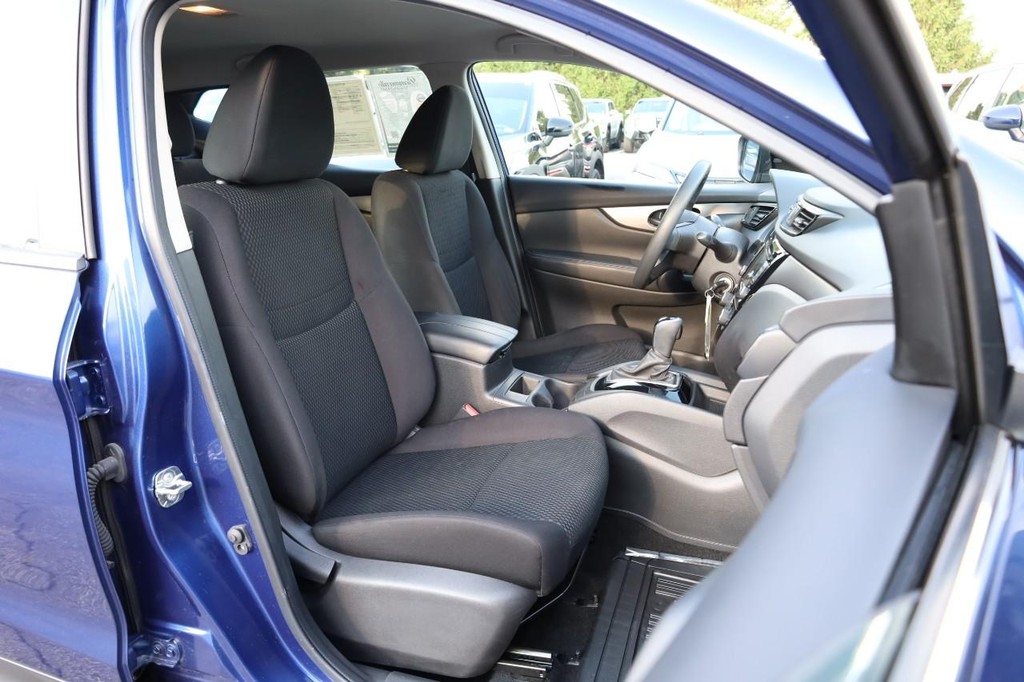Nissan Rogue Sport Vehicle Full-screen Gallery Image 22